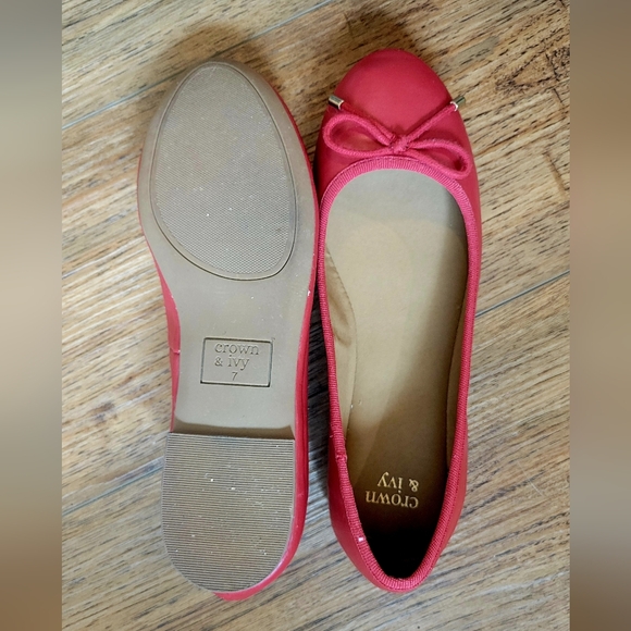 Crown & Ivy Women's Red Ballet Flats - Picture 2 of 2